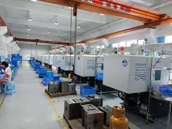 Plastic injection molding production equipment